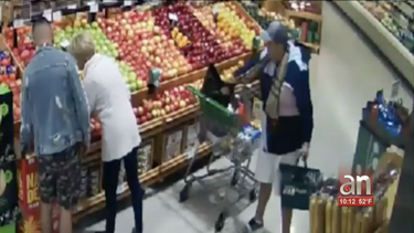 captado en camara como un hombre le roba la cartera a una mujer en un publix del sur de la florida