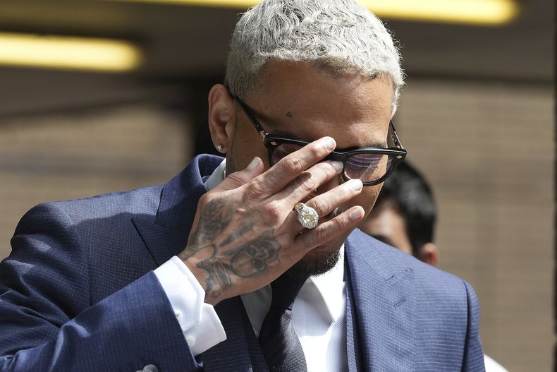 El cantante estadounidense de R&B Chris Brown sale del Tribunal de la Corona de Southwark para asistir a una audiencia de declaración de culpabilidad en Londres, el viernes 20 de junio de 2025. (Foto AP/Frank Augstein)