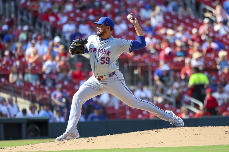 Sean Manaea, lanzador abridor de los Mets de Nueva York, lanza durante la primera entrada del juego de béisbol en contra de los Cardenales de San Luis, el lunes 5 de agosto de 2024, en San Luis. (AP Foto/Scott Kane)