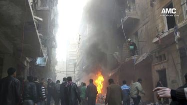 americateve | En esta foto del domingo 15 de diciembre del 2013 suministrada por Aleppo Media Center, cuya autenticidad ha sido verificada en base a su contenido y otras labores period&iacute;sticas de la AP, algunos residentes tratan de extinguir las llamas producidas