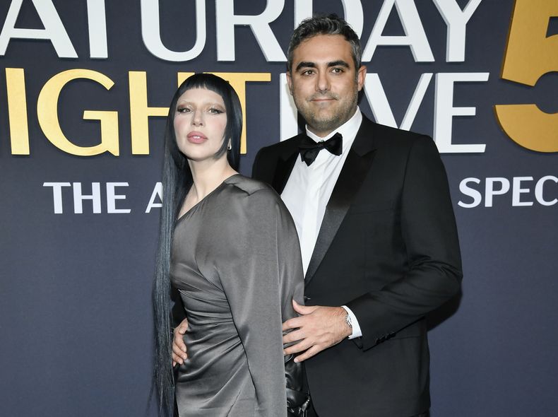 Lady Gaga, izquierda, y su prometido Michael Polansky asisten a SNL50: The Anniversary Special en Rockefeller Plaza el domingo 16 de febrero de 2025 en Nueva York. (Foto Evan Agostini/Invision/AP)