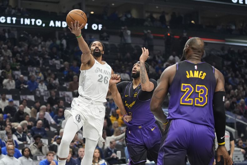 El alero de los Mavericks de Dallas, P.J. Washington (25), conduce contra los aleros de los Lakers de Los Ángeles Anthony Davis (3) y LeBron James (23) durante la primera mitad de un partido de baloncesto de la NBA, el martes 7 de enero de 2025, en Dallas. (AP Foto/LM Otero)