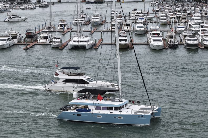En esta imagen del 23 de agosto de 2025, una imagen aérea publicada por la agencia de noticias Xinhua, yates regresan a puerto antes de la llegada del tifón Kajiki en Sanya, en la provincia sureña de Hainan, China. (Zhao Yingquan/Xinhua via AP)