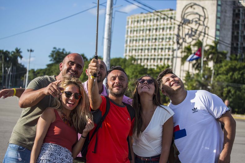 CAR-GEN_FIDEL_CASTRO-TURISTAS-0.jpg