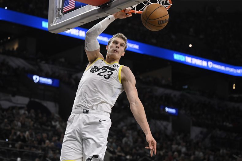 Lauri Markkanen, alero del Jazz de Utah, realiza una clavada en el duelo del sábado 9 de noviembre de 2024, ante los Spurs de San Antonio (AP Foto/Darren Abate)