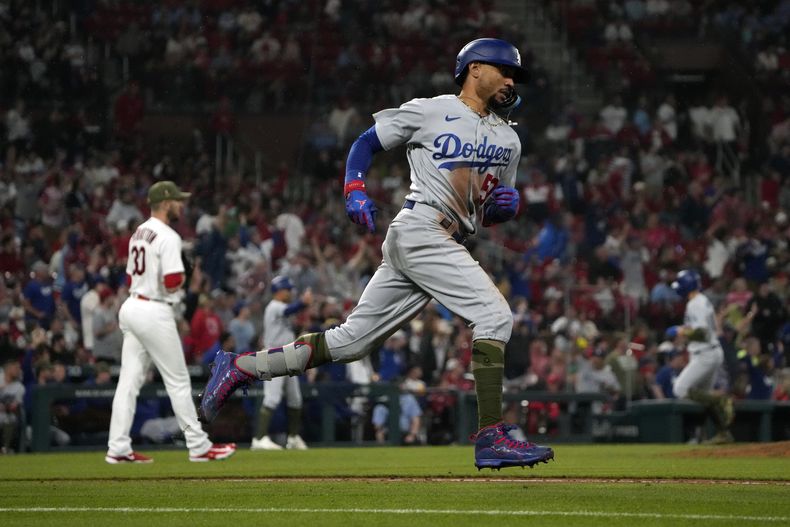 Mookie Betts, de los Dodgers de Los Ángeles, recorre las bases tras conectar un jonrón de tres carreras ante Chris Stratton, de los Cardenales de San Luis, el viernes 19 de mayo de 2023 (AP Foto/Jeff Roberson)