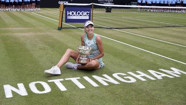 Katie Boulter posa con el trofeo de campeona tras derrotar a Jodie Burrage 6-3, 6-3 en la final del Abierto de Nottingham, el domingo 18 de junio de 2023. (Nigel French/PA vía AP)