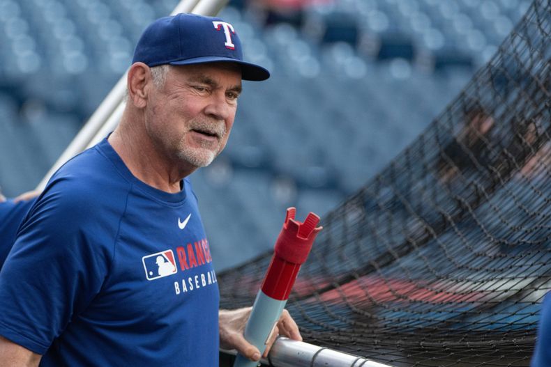 Bruce Bochy, manager de los Rangers de Texas, observa la práctica de bateo de su equipo previo al inicio del partido de béisbol de Grandes Ligas contra los Guardianes de Cleveland, el sábado 27 de septiembre de 2025, en Cleveland. (AP Foto/Phil Long)