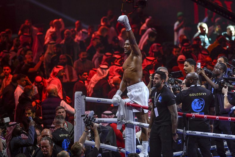 Anthony Joshua festeja luego de derrotar a Otto Wallin en un combate realizado en Riad, la madrugada del domingo 24 de diciembre de 2023 (AP Foto)