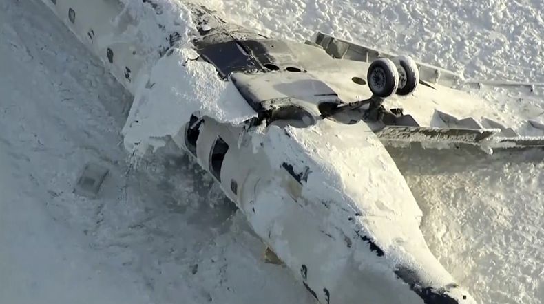 En esta imagen, tomada de un video proporcionado por CTV, se muestra una vista aérea del avión volcado en el Aeropuerto Pearson de Toronto, el martes 18 de febrero de 2025. (CTV vía AP)