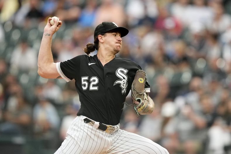 Mike Clevinger, abridor de los Medias Blancas de Chicago, hace un pitcheo en el juego del miércoles 9 de agosto de 2023, ante los Yanquis de Nueva York (AP Foto/Charles Rex Arbogast)