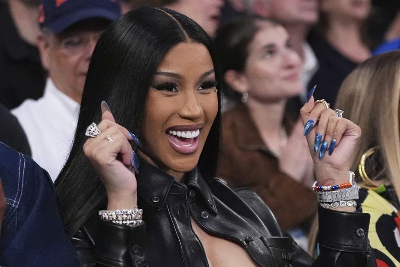 ARCHIVO - Cardi B asiste al Juego 4 de las semifinales de la Conferencia Este de los playoffs de baloncesto de la NBA entre los Knicks de Nueva York y los Celtics de Boston el 12 de mayo de 2025, en Nueva York. (Foto AP/Frank Franklin II, archivo)