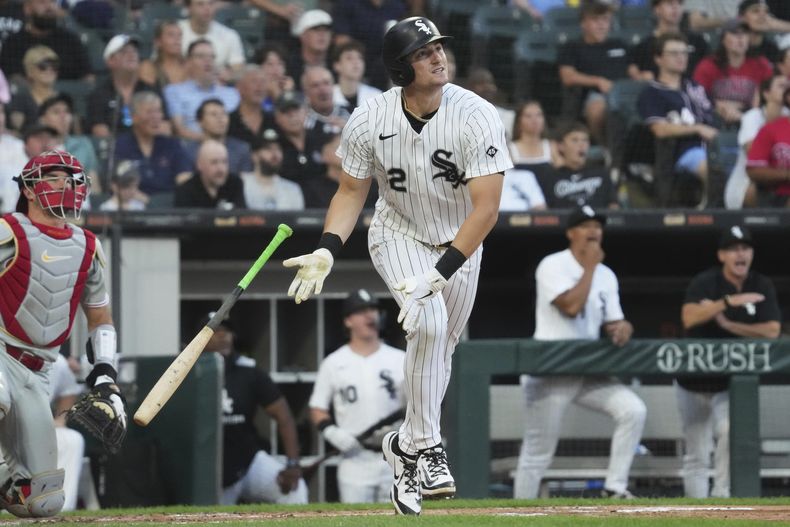 Colson Montgomery de los Medias Blancas de Chicago observa su jonrón de dos carreras ante los Filis de Filadelfia, el lunes 28 de julio de 2025, en Chicago. (AP Foto/Nam Y. Huh)