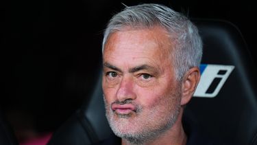 El técnico del Real Madrid José Mourinho en el banquillo previo al partido contra Villarreal en La Liga de España, el sábado 10 de octubre de 2026, en Madrid. (AP Foto/Manu Fernández)