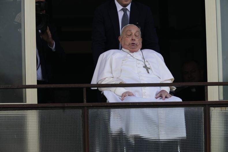El papa Francisco en la ventana del Hospital Policlínico Agostino Gemelli en Roma, el 23 de marzo del 2025. (Foto AP/Domenico Stinellis)