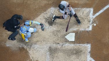 J.D. Davis, de los Gigantes de San Francisco, batea un jonrón de dos carreras en el séptimo capítulo del juego ante los Cerveceros de Milwaukee, el viernes 26 de mayo de 2023 (AP Foto/Morry Gash)