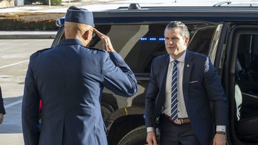 El jefe del Estado Mayor Conjunto, el general Charles Q. Brown Jr., recibe al secretario de Defensa, Pete Hegseth, a su llegada al Pentágono, el lunes 27 de enero de 2025 en Washington. (AP Foto/Kevin Wolf)