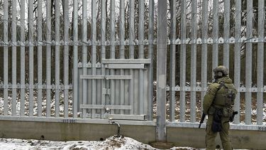 Un guardia polaco en el cruce Połowce-Pieszczatka cerca de la frontera con Bielorrusia, el 16 de enero del 2025. (AP foto/Lorne Cooke)