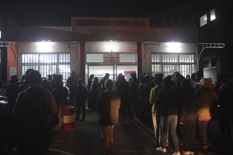 Gente se aglomera frente al hospital HJRA en Antananarivo. Madagascar, 25 de agosto de 2023 para averiguar sobre la suerte de sus seres queridos después de una estampida en un estadio local. La prensa local informa que al menos 12 personas murieron durante la inauguración de los Juegos de las Islas del Océano Índico.(AP Foto Laetitia Bezain)