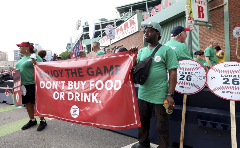 Trabajadores de concesiones de Fenway Park se manifiestan a las afueras del estadio el viernes 25 de julio de 2025, en Boston, antes de un partido de béisbol entre los Medias Rojas de Boston y los Dodgers de Los Ángeles. (AP Photo/Mark Stockwell)