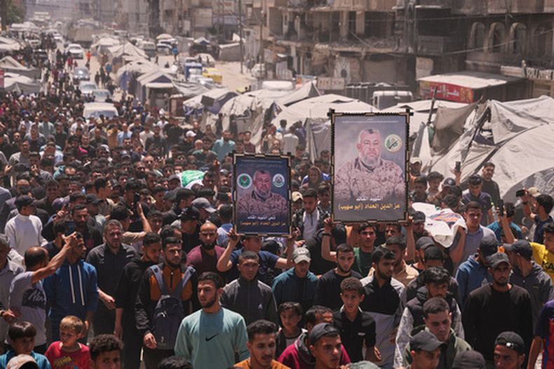 Palestinos asisten al funeral por Izz al-Din al-Haddad, líder de las Brigadas Qassam de Hamás, y su esposa y su hija, en la Ciudad de Gaza, el 16 de mayo de 2026. Fallecieron a causa de un ataque israelí en la víspera. (AP Foto/Abdel Kareem Hana)