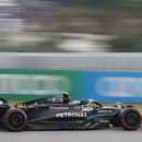 El piloto de Mercedes Lewis Hamilton maniobra su auto durante la tercera sesión de prácticas en el Gran Premio de España en el Circuito de Barcelona-Cataluña el sábado 3 de junio del 2023. (AP Foto/Joan Monfort)