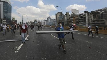 Policía reprime protesta de opositores en Caracas