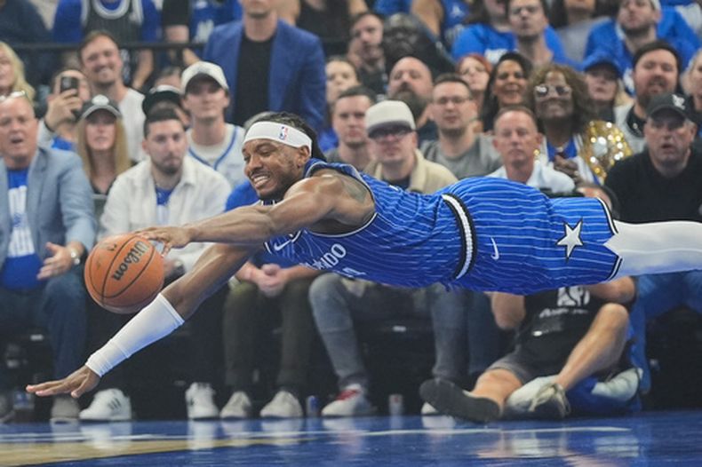 Wendell Carter Jr., del Magic de Orlando, se lanza para recuperar un balón perdido durante la primera mitad del cuarto juego de la serie de primera ronda de los playoffs del baloncesto de la NBA, frente a los Pistons de Detroit, el lunes 27 de abril de 2026, en Orlando, Florida. (AP Foto/John Raoux)