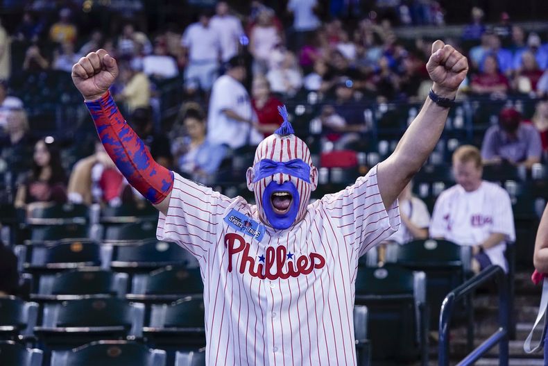 Seguidor de los Filis de Filadelfia celebra antes del juego 3 de la Serie de Campeonato ante los Diamondbacks de Arizona el jueves 19 de octubre del 2023. (AP Foto/Ross D. Franklin)
