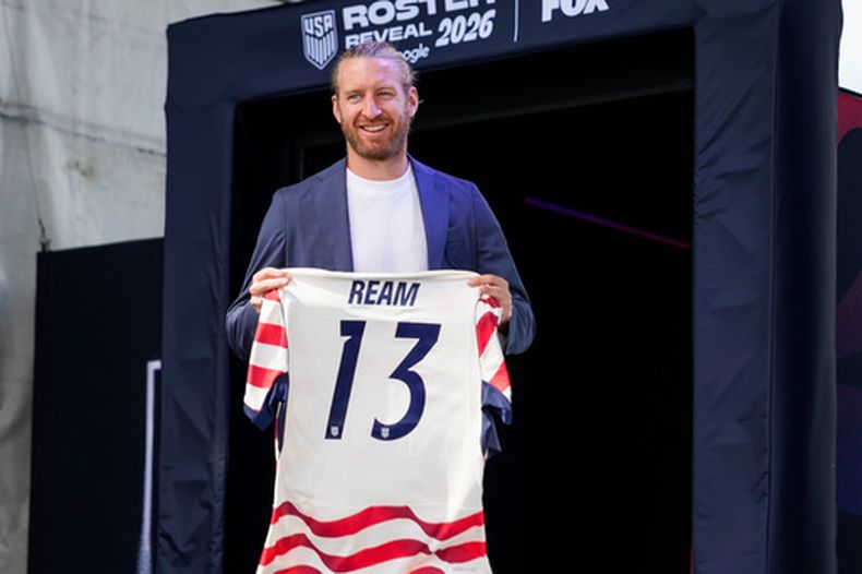 El zaguero estadounidense Tim Ream durante el anuncio de la convocatoria de la selección nacional que disputará el Mundial 2026, el martes 26 de mayo de 2026, en Nueva York. (AP Foto/Eduardo Muñoz Álvarez)