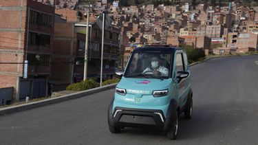 El doctor Carlos Ortuno en el vehículo eléctrico en La Paz, Bolivia, el 3 de mayo de 2023. (Foto AP /Juan Karita)
