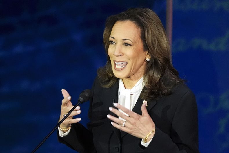 La vicepresidenta estadounidense Kamala Harris, candidata demócrata a la presidencia, habla en un debate con el candidato republicano, el expresidente Donald Trump, en el National Constitution Center, el martes 10 de septiembre de 2024, en Filadelfia. (Foto AP/Alex Brandon)
