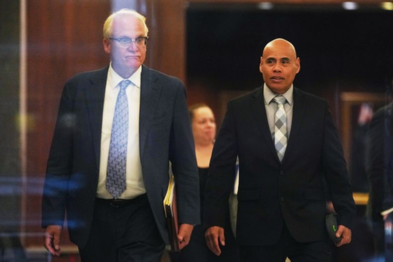 Christian Castro, derecha, agente de inmigración acusado de dispararle a un venezolano durante la ofensiva migratoria en Minneapolis a principios de este año y de mentirle a los investigadores sobre lo que ocurrió, sale del tribunal con su abogado Daniel Gerdts, izquierda, tras una audiencia en el edificio federal Warren E. Burger, el viernes 18 de septiembre de 2026, en St. Paul, Minnesota. (AP Foto/Ellen Schmidt)