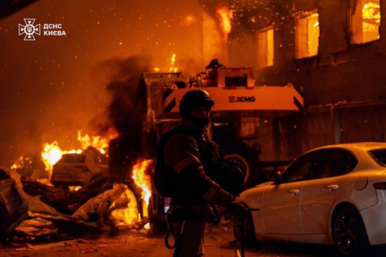 En esta imagen, distribuida por el Servicio de Emergencias de Ucrania, personal del departamente trata de extinguir un incendio tras un ataque aéreo ruso, en Kiev, Ucrania, el 8 de julio de 2026. (Servicio de Emergencias de Ucrania vía AP)