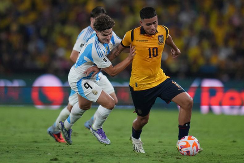 ARCHIVO - Foto del martes 9 de septiembre del 2026, el ecuatoriano Kendry Paez pelea por el balón con el argentino Julián Álvarez en la eliminatoria a la Copa Mundial. (AP Foto/Dolores Ochoa, Archivo)