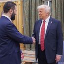 En esta foto publicada por el Palacio Real de Arabia Saudí, el presidente Donald Trump estrecha la mano del presidente interino de Siria, Ahmad al-Sharaa, en Riad, Arabia Saudí, el 14 de mayo de 2025. (Bandar Aljaloud/Palacio Real de Arabia Saudí vía AP)
