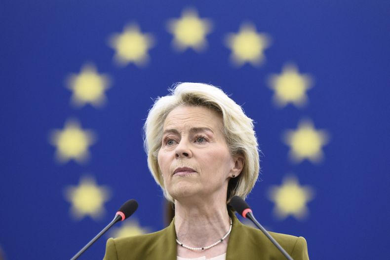 La presidenta de la Comisión Europea, Ursula von der Leyen, ofrece su discurso sobre el Estado de la Unión en el Parlamento Europeo, en Estrasburgo, Francia, el miércoles 10 de septiembre de 2025. (AP Foto/Pascal Bastien)
