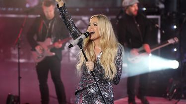 Carrie Underwood actúa durante la celebración de Nochevieja en Times Square el martes 31 de diciembre de 2024 en Nueva York. (Foto Charles Sykes/Invision/AP)