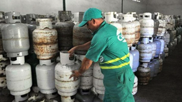 llegan dos barcos de gas licuado a cuba: cupet reinicia la venta controlada de balitas y extiende horario de ventas
