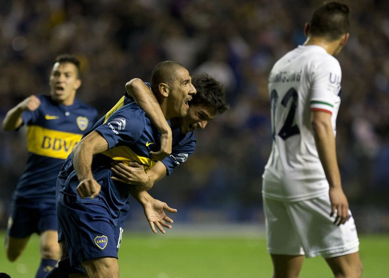 Daniel D&iacute;az (izquierda) celebra con su compa&ntilde;ero de Boca Juniors, Leandro Mart&iacute;n, luego de anotar ante V&eacute;lez Sarsfield en un encuentro de la liga argentina, disputado el domingo 31 de agosto de 2014 (AP Foto/Eduardo Di Baia)