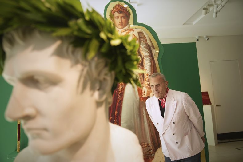 El diseñador francés Jean-Charles de Castelbajac posa en una exposición que creó con las pertenencias de Napoleón en la casa de subastas Sothebys en París el jueves 19 de junio de 2025 en París. (Foto AP/Christophe Ena)
