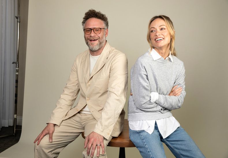 Seth Rogen, izquierda, y Olivia Wilde posan para un retrato en Los Ángeles para promocionar su película The Invite el domingo 31 de mayo de 2026. (Foto Rebecca Cabage/Invision/AP)