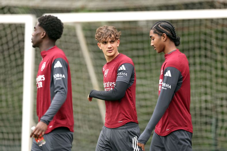 Max Dowman junto a sus compañeros del Arsenal en una sesión de entrenamiento en Londres el lunes 4 de mayo del 2026. (Steven Paston/PA via AP)