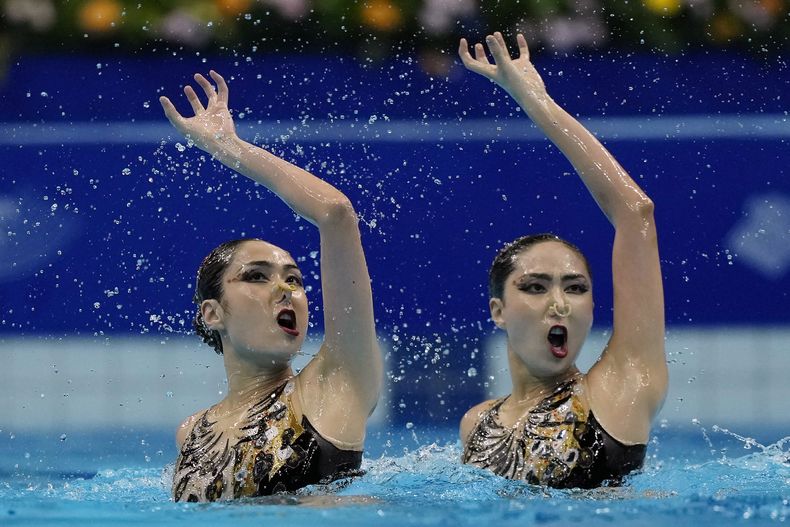 ARCHIVO - Las campeonas china Wang Liuyi y Wang Qianyi durante la rutina libre de la final del dueto femenino de la natación artística de los Juegos Asiáticos, el 7 de octubre de 2023, en Hangzhou, China. (AP Foto/Ng Han Guan)