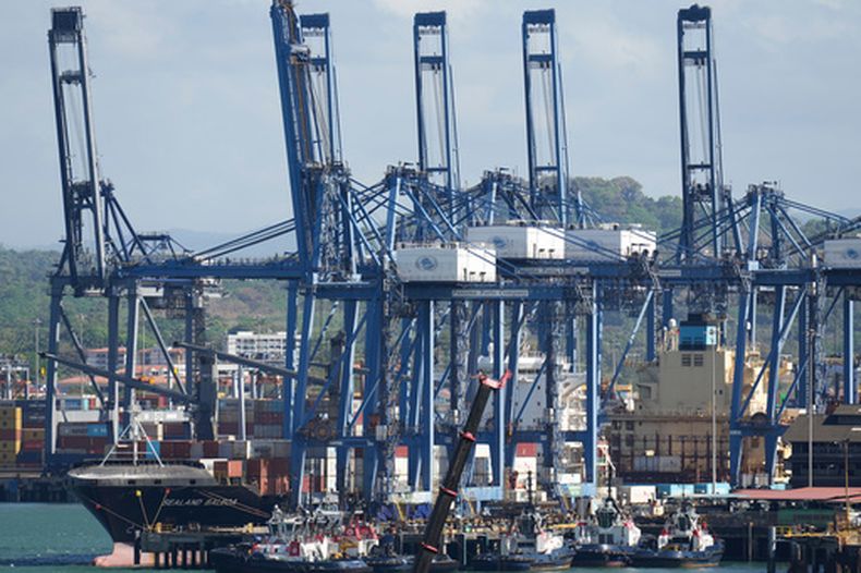 Grúas cargan un buque en el Puerto de Balboa del Canal de Panamá, administrado por CK Hutchison Holdings, en la Ciudad de Panamá, el viernes 30 de enero de 2026. (Foto AP/Matias Delacroix)