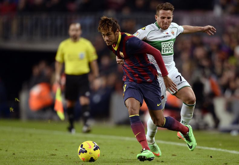 Neymar del Barcelona, a la derecha, disputa un bal&oacute;n ante Aaron Niguez del Elche en un partido de la liga espa&ntilde;ola el domingo 5 de enero de 2013. (AP Foto/Manu Fernandez)