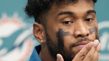 Tua Tagovailoa, quarterback de los Dolphins de Miami, escucha una pregunta en una conferencia de prensa el martes 12 de diciembre de 2023 (AP Foto/Rebecca Blackwell)