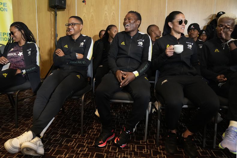 Las jugadores de la selección de Sudáfrica durante una rueda de prensa en Johannesburgo, Sudáfrica, el miércoles 5 de julio de 2023. El equipo resolvió un conflicto por el pago de premios y finalmente viajó a Australia y Nueva Zelanda para disputar el Mundial femenino. (AP Foto/Themba Hadebe)