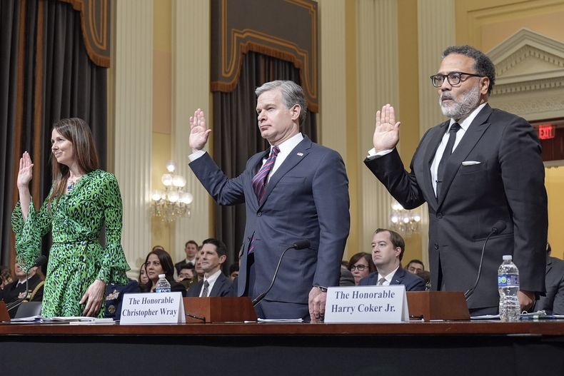 La directora de la Agencia de Seguridad Cibernética y de Infraestructura del Departamento de Seguridad Nacional de Estados Unidos, Jen Easterly (izquierda), el director del FBI Christopher Wray (centro), y Harry Coker, director de la Oficina del Director Nacional Cibernético, prestan juramento ante el Comité Selecto de la Cámara de Representantes sobre el Partido Comunista de China en el Capitolio, el miércoles 31 de enero de 2024, en Washington. (AP Foto/Mariam Zuhaib)