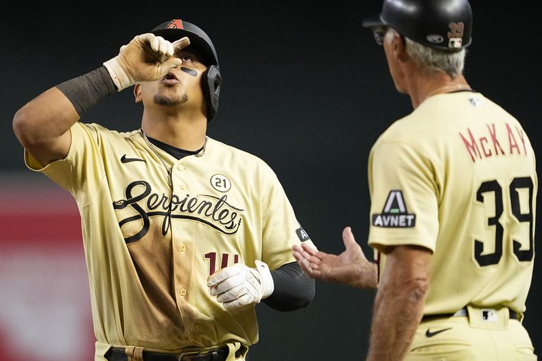 El venezolano Gabriel Moreno, de los Diamondbacks de Arizona, festeja su jonrón ante los Cachorros de Chicago, el viernes 15 de septiembre de 2023 (AP Foto/Matt York)